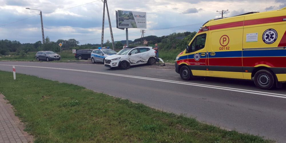 Somonino. 23-letni Ukrainiec „z promilami” wjechał w kilka samochodów