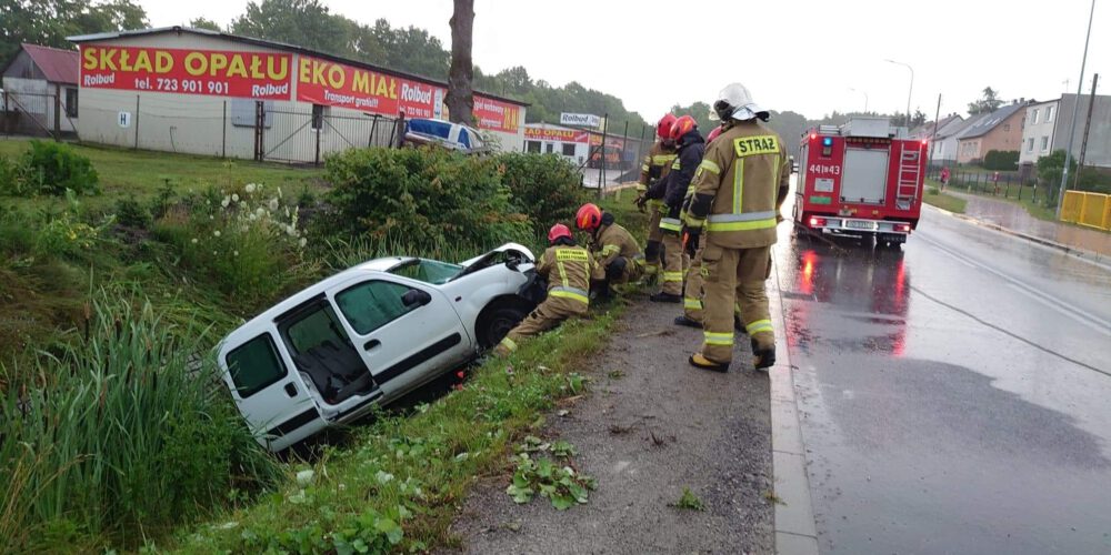 Garcz. „Osobówka” wjechała do przydrożnego rowu. Kierowcę zabrało pogotowie