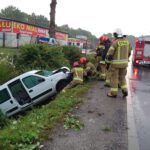 Garcz. „Osobówka” wjechała do przydrożnego rowu. Kierowcę zabrało pogotowie