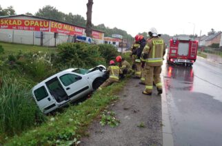 Garcz. „Osobówka” wjechała do przydrożnego rowu. Kierowcę zabrało pogotowie