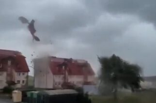 Sierakowice. Dach budynku w powietrzu! Zobacz wideo!