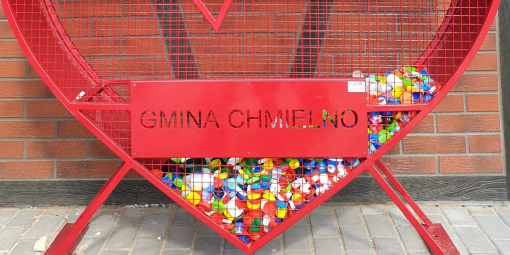 Chmielno. Przy urzędzie stanęło serce na nakrętki