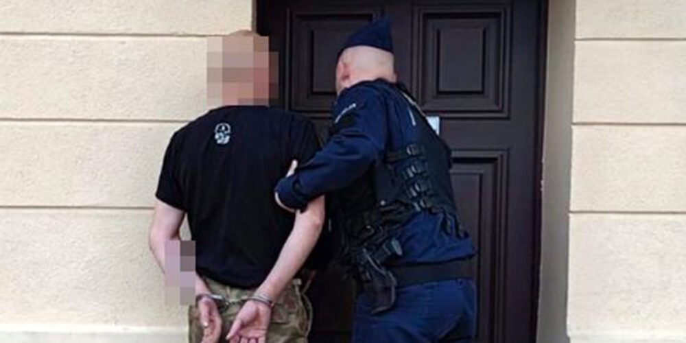 Żukowo. „Bombowa” impreza w domu kolekcjonera amunicji – 22-latek z kawałkiem stali w głowie