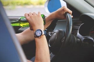 Pow. kartuski. Jechał „slalomem” i… zasnął za kierownicą