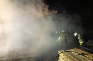 Stężyca. Pożar budynku na terenie tartaku. Straty są ogromne