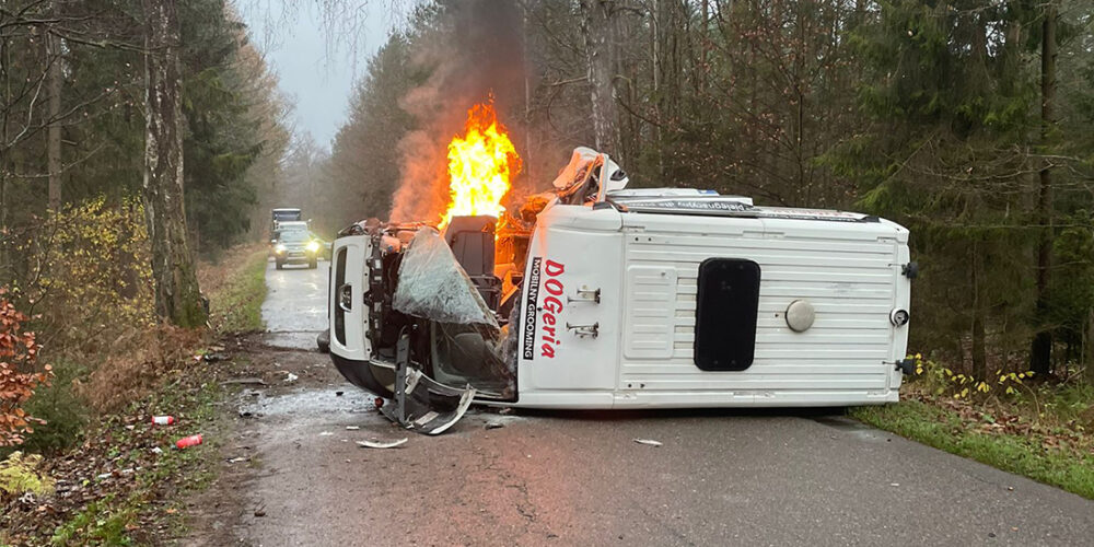 Mirachowo. Samochód uderzył w drzewo i… stanął w płomieniach – AKTUALIZACJA