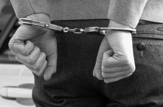 Pow. kartuski. Policyjny „nalot” w domu poszukiwanego. „Leżał w łóżku i był zaskoczony…”