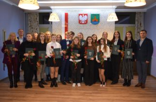 Chmielno. Wręczono stypendia uczniom i studentom