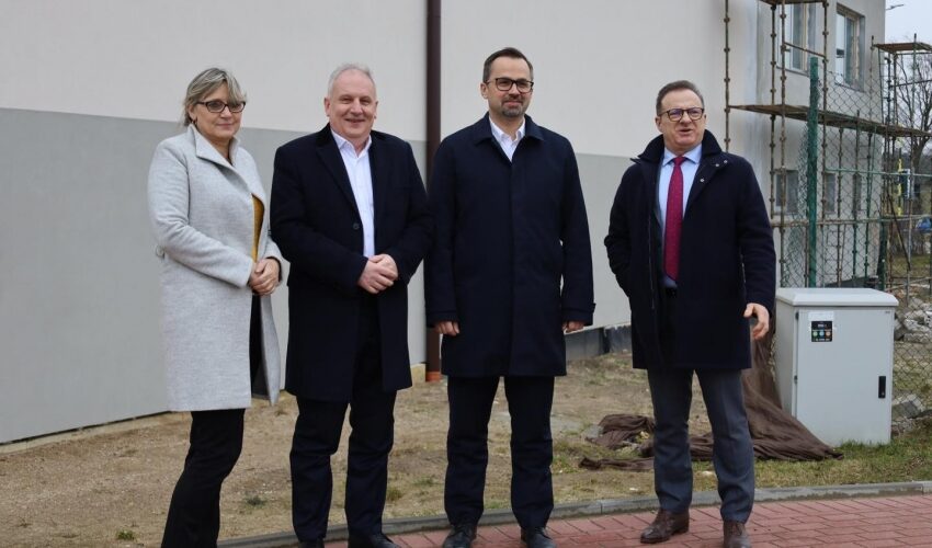 Wilanowo. D. Drelich i M. Horała z wizytą na terenie budowy sali sportowej