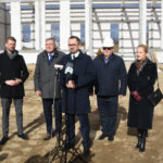 Brodnica Górna. Minister Horała odwiedził budowę sali sportowej i łącznika