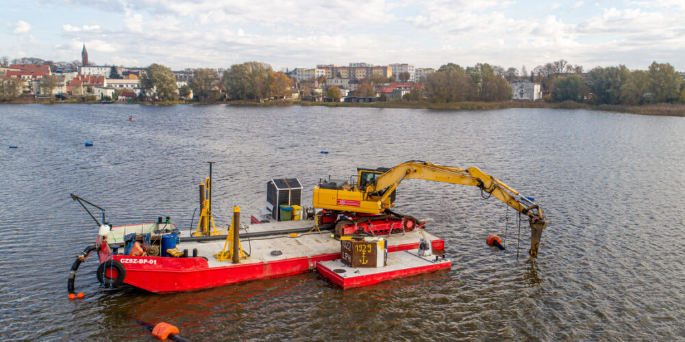 Kartuzy. Usuwanie osadów z J. Karczemnego na ukończeniu
