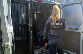 Kartuzy. Policjant rozpoznał osobę poszukiwaną, gdy stał w porannym korku