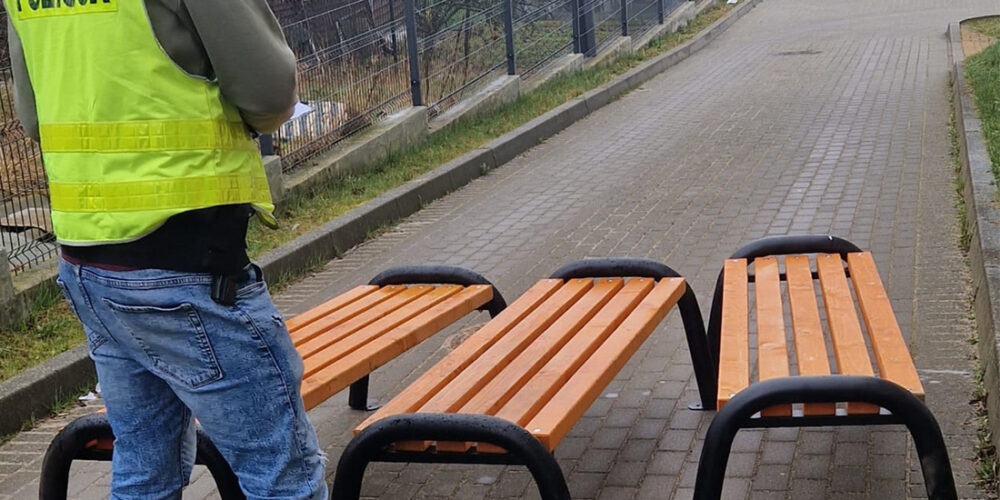 Żukowo. Złapano złodzieja, którego łupem padły… ławeczki