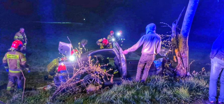 Rąty. „Wylądował” autem na drzewie. Był pod wpływem alkoholu