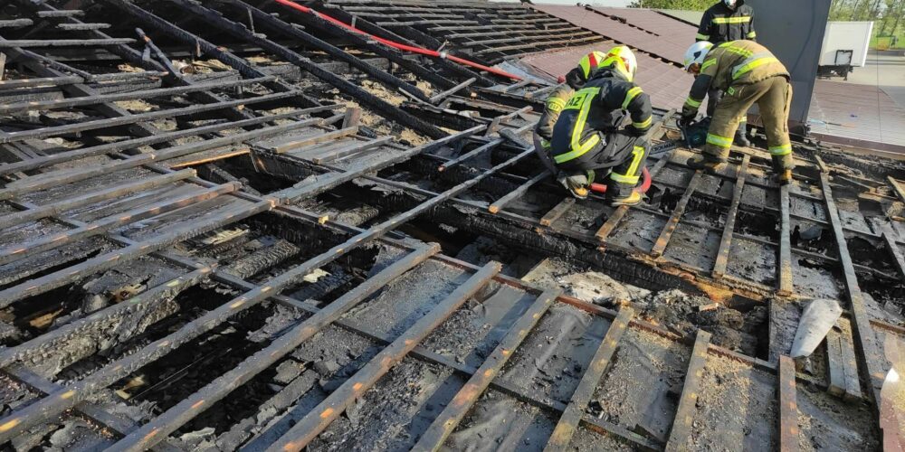 Czaple. Pożar hali produkcyjnej. Jedna osoba trafiła do szpitala