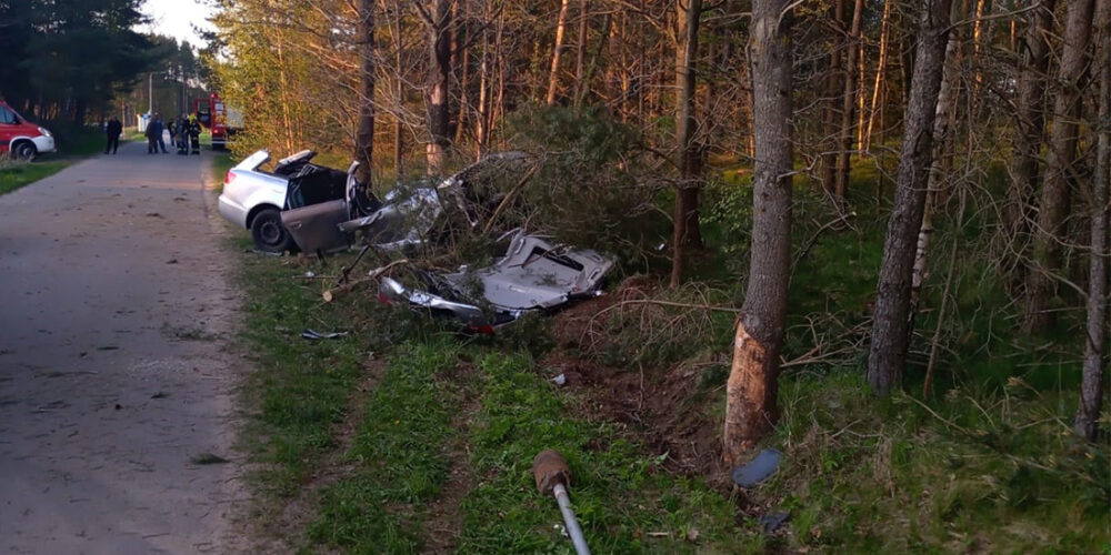 Głusino. 18-latek stracił panowanie nad autem. „Wylądował” na drzewie