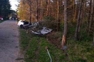 Głusino. 18-latek stracił panowanie nad autem. „Wylądował” na drzewie