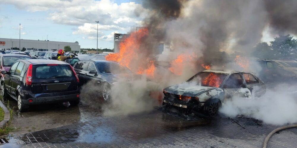 Pożar samochodów na parkingu przy lotnisku