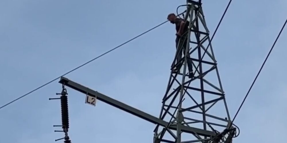 Wszedł na słup wysokiego napięcia i… skoczył!