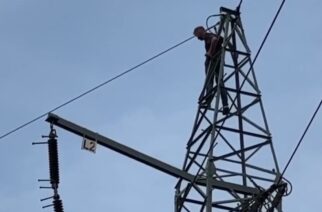 Wszedł na słup wysokiego napięcia i… skoczył!