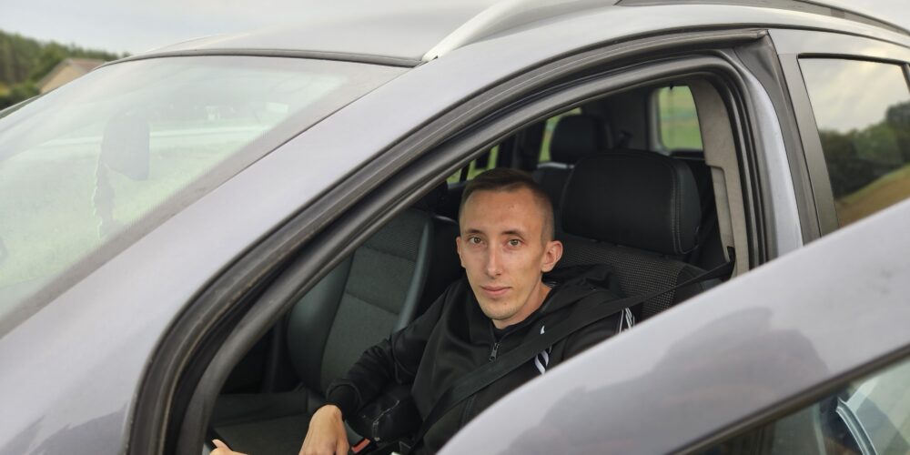 Szymon Opiński – nowy kartuski taksówkarz, dostępny 24H/7