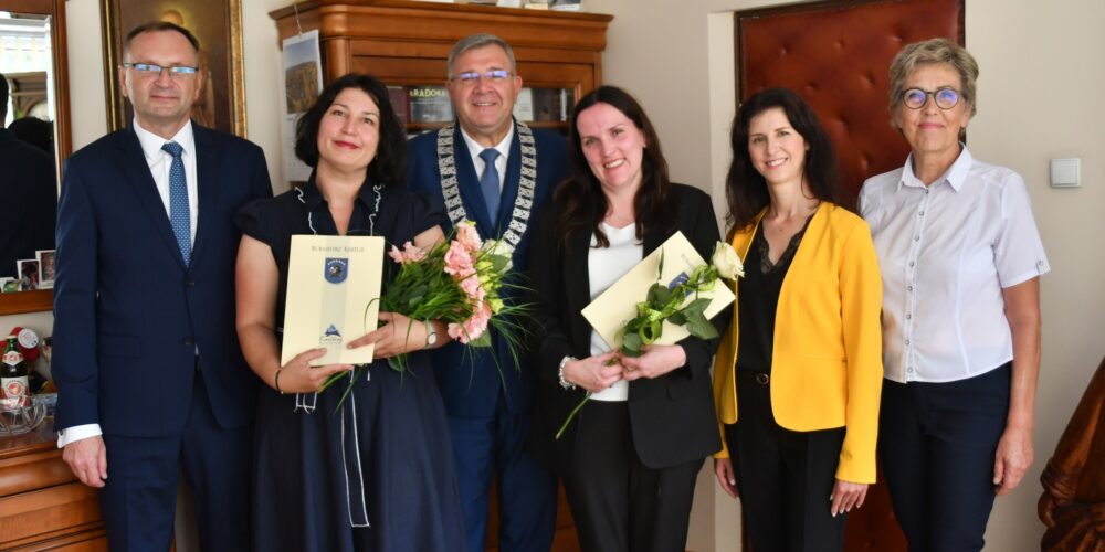 Dwie nauczycielki z gm. Kartuzy z aktami nauczycieli mianowanych