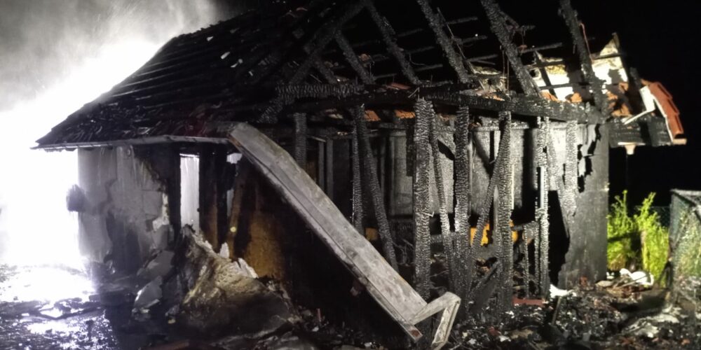 Sulęczyno. Pożar kilku obiektów na posesji