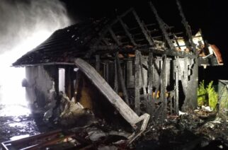 Sulęczyno. Pożar kilku obiektów na posesji