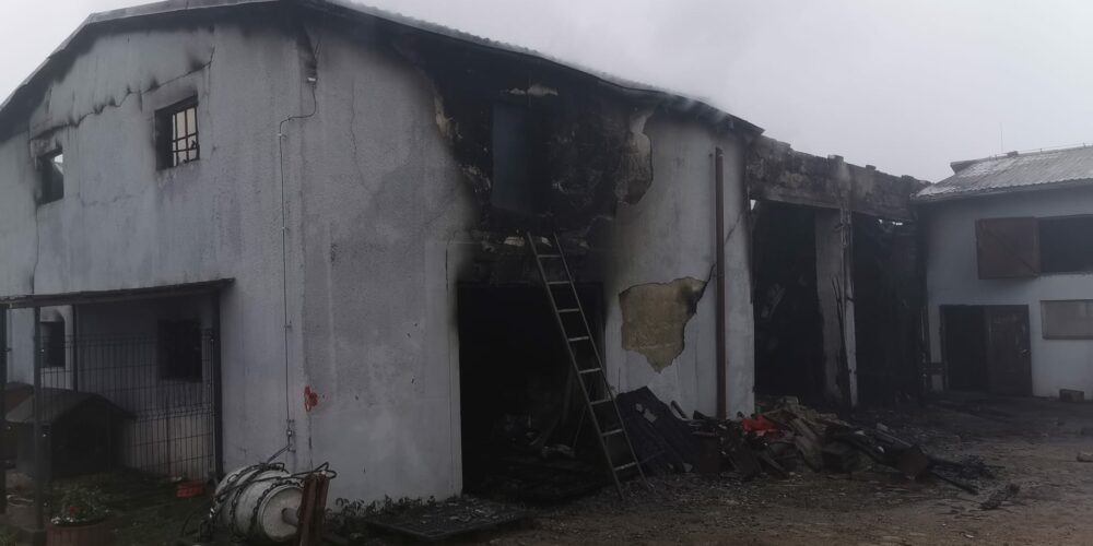 Gowidlino. Potężny pożar na terenie gospodarstwa