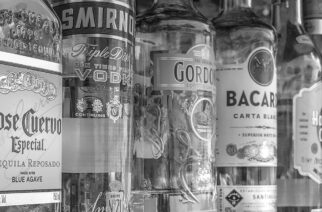 Chciał ukraść alkohol w sklepie. Dorwał go policjant po służbie