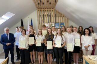 Wójt Somonina wręczył stypendia najlepszym uczniom