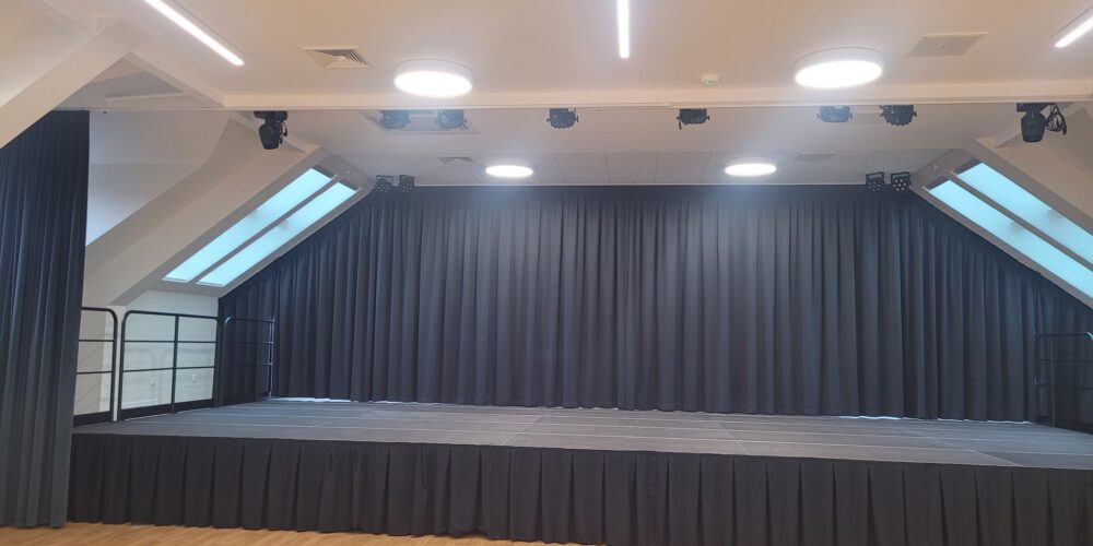 Somonino. Część budynku szkoły już zaadaptowana na wielofunkcyjne pomieszczenie