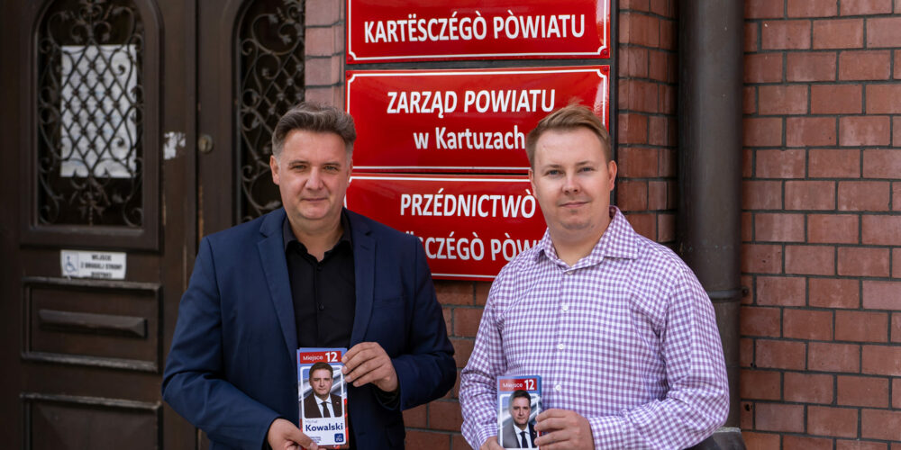 Michał Kowalski w Kartuzach. Wspólnie z radnym rozmawiali z przechodniami