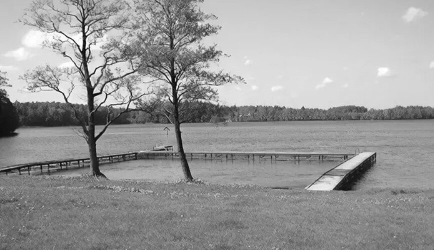 Mściszewice. Nad jeziorem zaginął 25-latek. Trwają poszukiwania