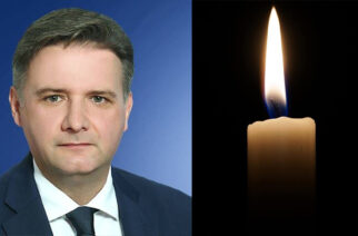 Michał Kowalski składa kondolencje rodzinie i strażakom