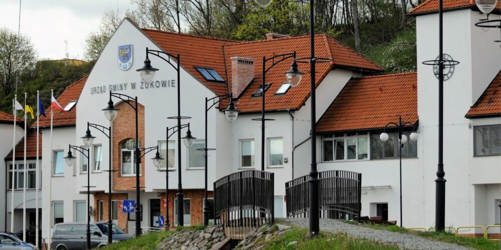 Żukowski urząd ws. publikacji radnej o komputerach dla szkół: „Wystarczył telefon do naszego urzędu…”