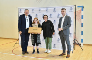 Czwartoklasiści z „jedynki” mają już laptopy