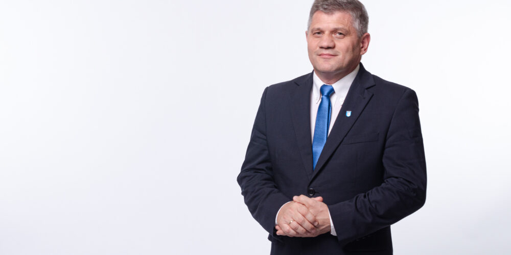 Andrzej Bystron daje wskazówki wyborcom: „Nie kierujcie się urodą kandydatów na plakatach…”