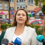 Konferencja prasowa Lewicy na kartuskim Rynku. Dyskutowano o kaszubszczyźnie