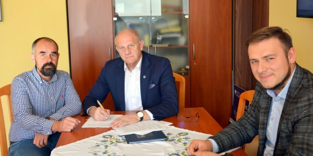 Umowa na modernizację drogi dojazdowej do gruntów rolnych w Żukowie podpisana