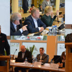 Wraca sprawa drogi przez podwórko Zarembów. Radny: „Gmina w każdej chwili może wejść z butami…”