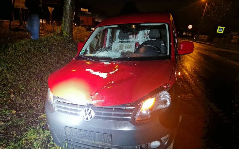 Wbiegł na jezdnię w niedozwolonym miejscu. Wpadł pod koła samochodu