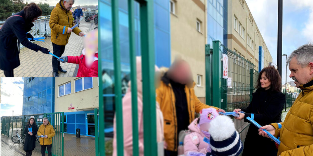 Rozdawali odblaski dorosłym i dzieciom. Chodzi o bezpieczeństwo