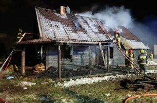 Drewniany dom płonął w Przyjaźni. Potężne straty