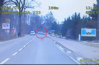 Sierakowice. Był pijany, nie miał „prawka”. Wjechał w płot posesji i został nagrany!