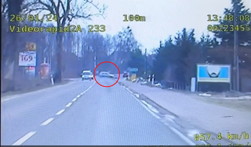 Sierakowice. Był pijany, nie miał „prawka”. Wjechał w płot posesji i został nagrany!