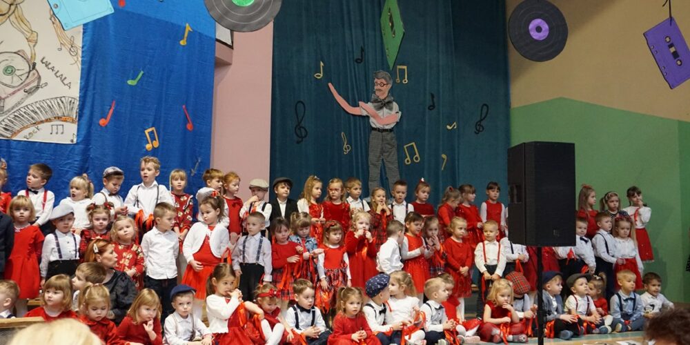 160 przedszkolaków z gm. Przodkowo wystąpiło przed babciami i dziadkami