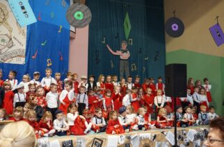 160 przedszkolaków z gm. Przodkowo wystąpiło przed babciami i dziadkami