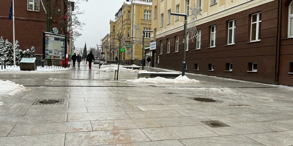 Kartuzy. Internauci grzmią ws. śliskości deptaka: „To nie byłby polonez tylko taniec na lodzie…”