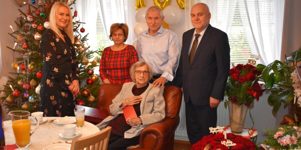 Kosz czerwonych róż dla 100-latki z Bąckiej Huty